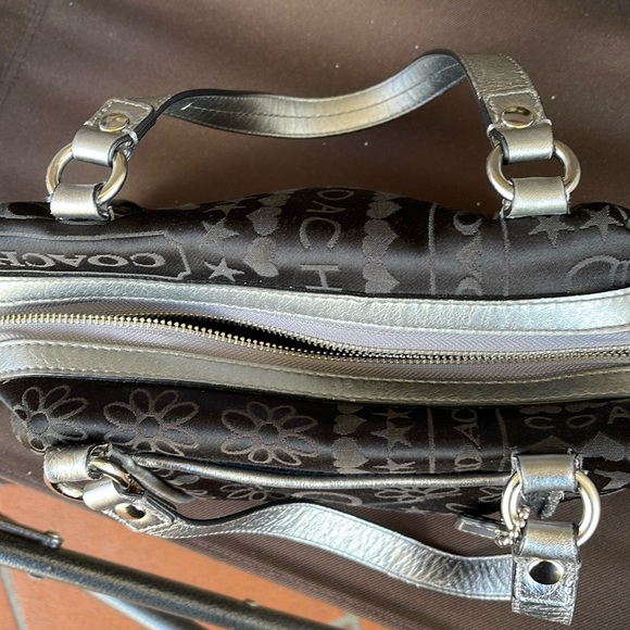 Coach Bandana Glitter Shoulder Bag Silver & Black Daisy Pattern - Picture 3 of 13